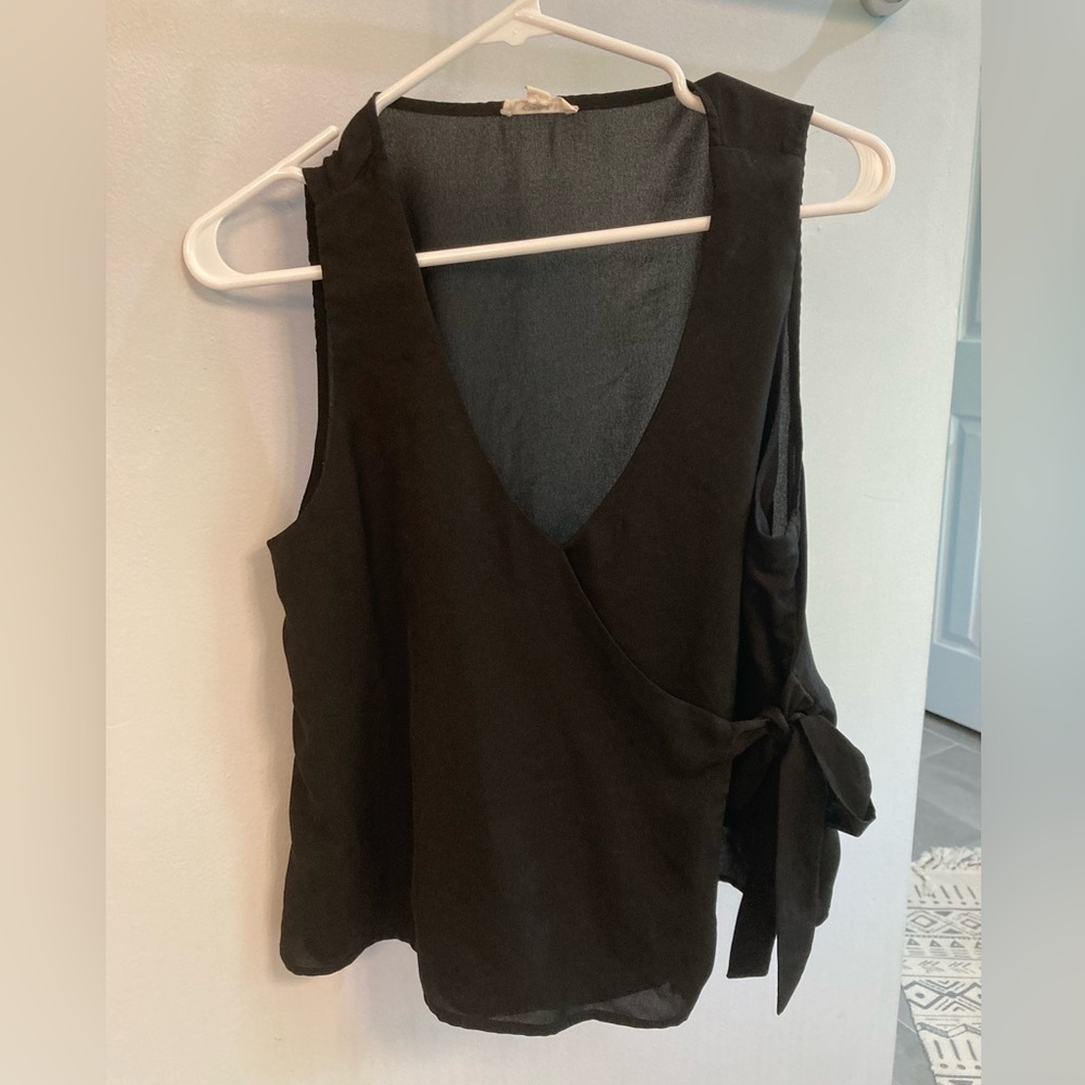 GILLI black sleeveless blouse with waist tie size medium